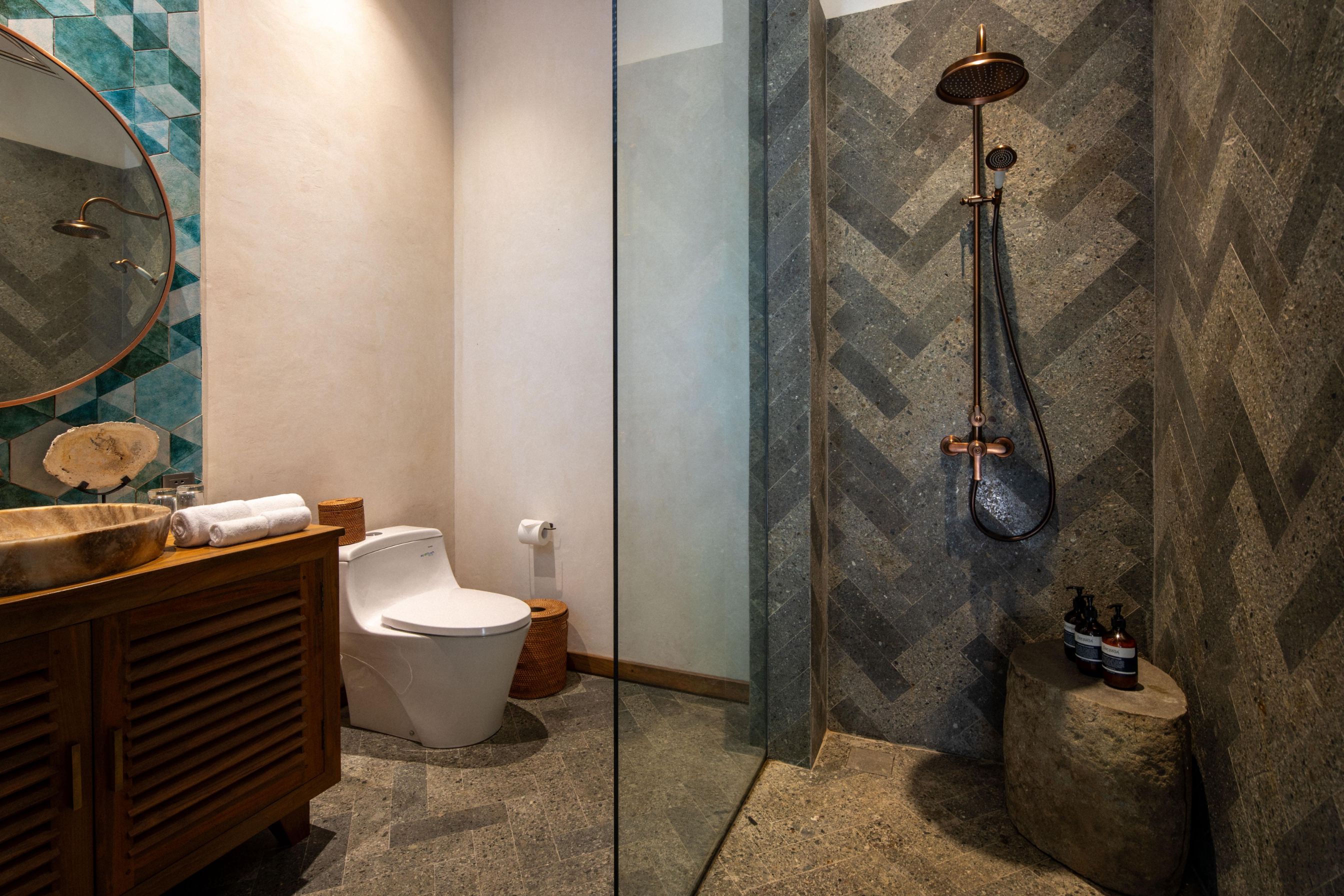 Residence 11 - Lower Bathroom